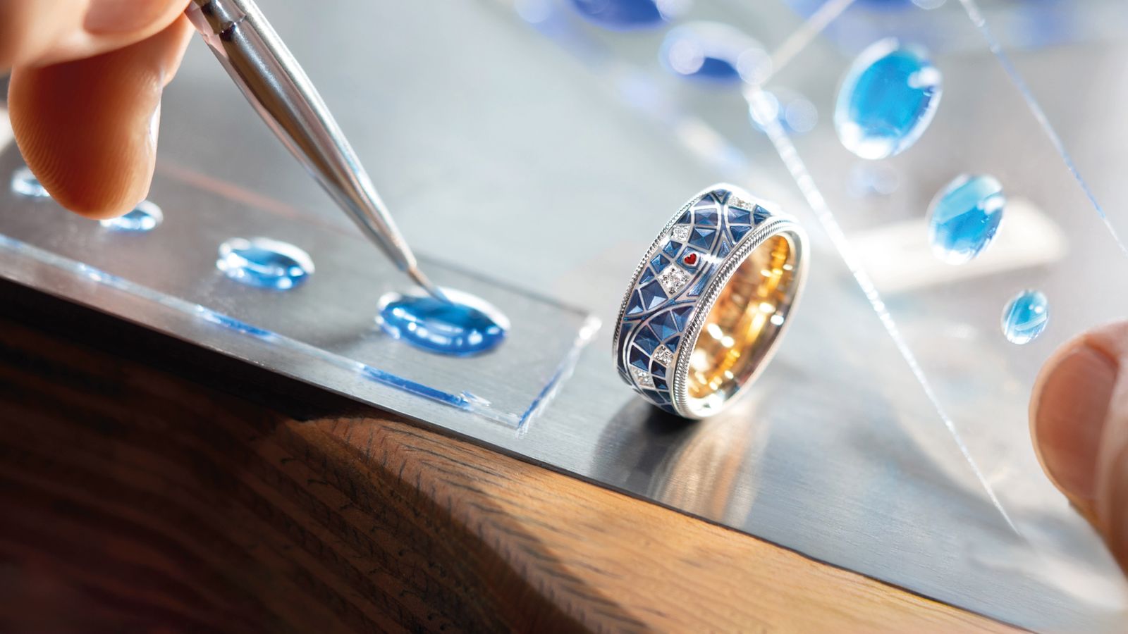 Kühl-elegantes Weißgold, funkelnde Brillanten und ein meisterhaftes Gravurmuster - der Ring MEINE SCHÖNSTE ZEIT.