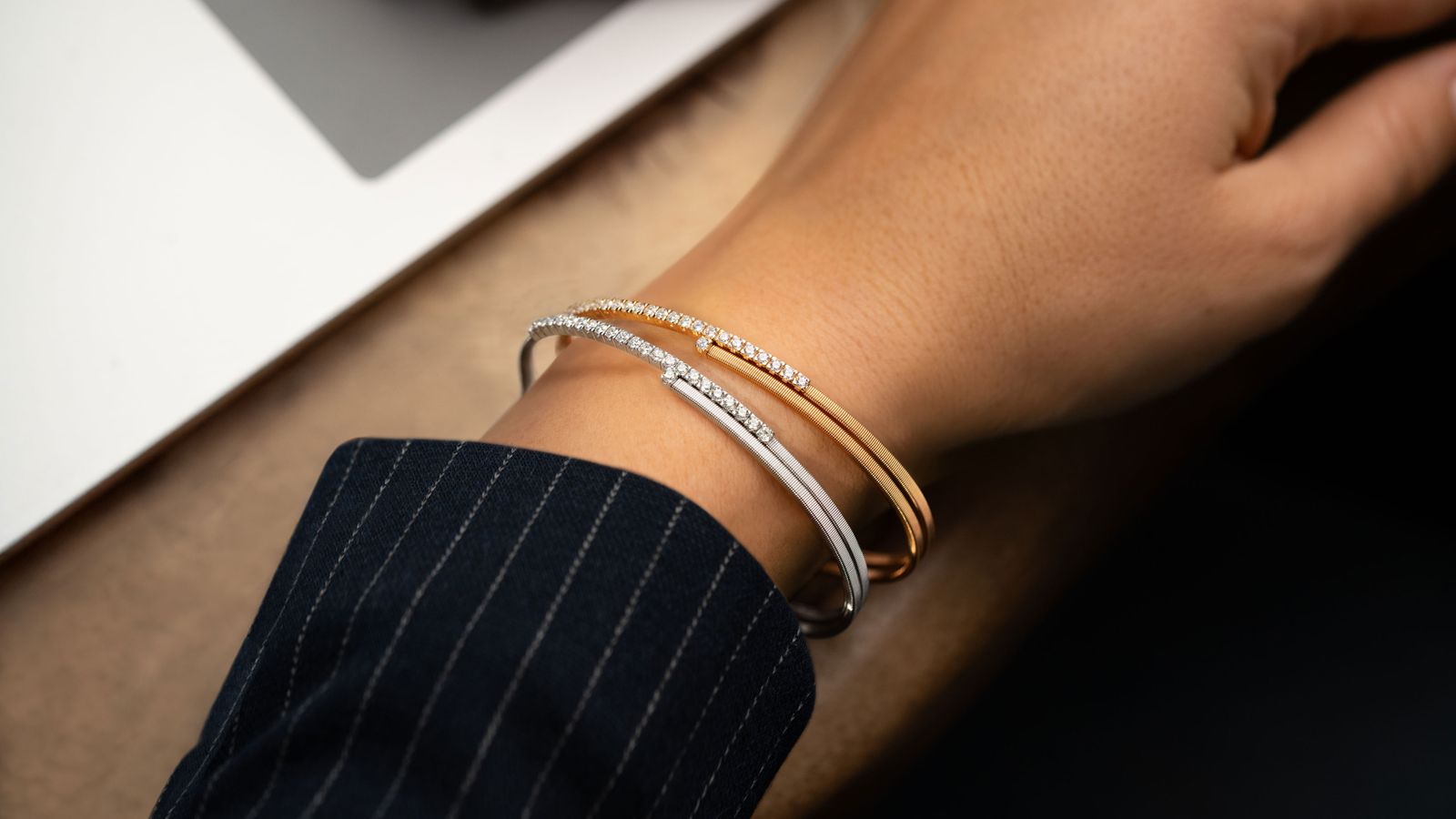 Wellendorff Armband UMARME MICH. power in diamonds, am Handgelenk getragen.