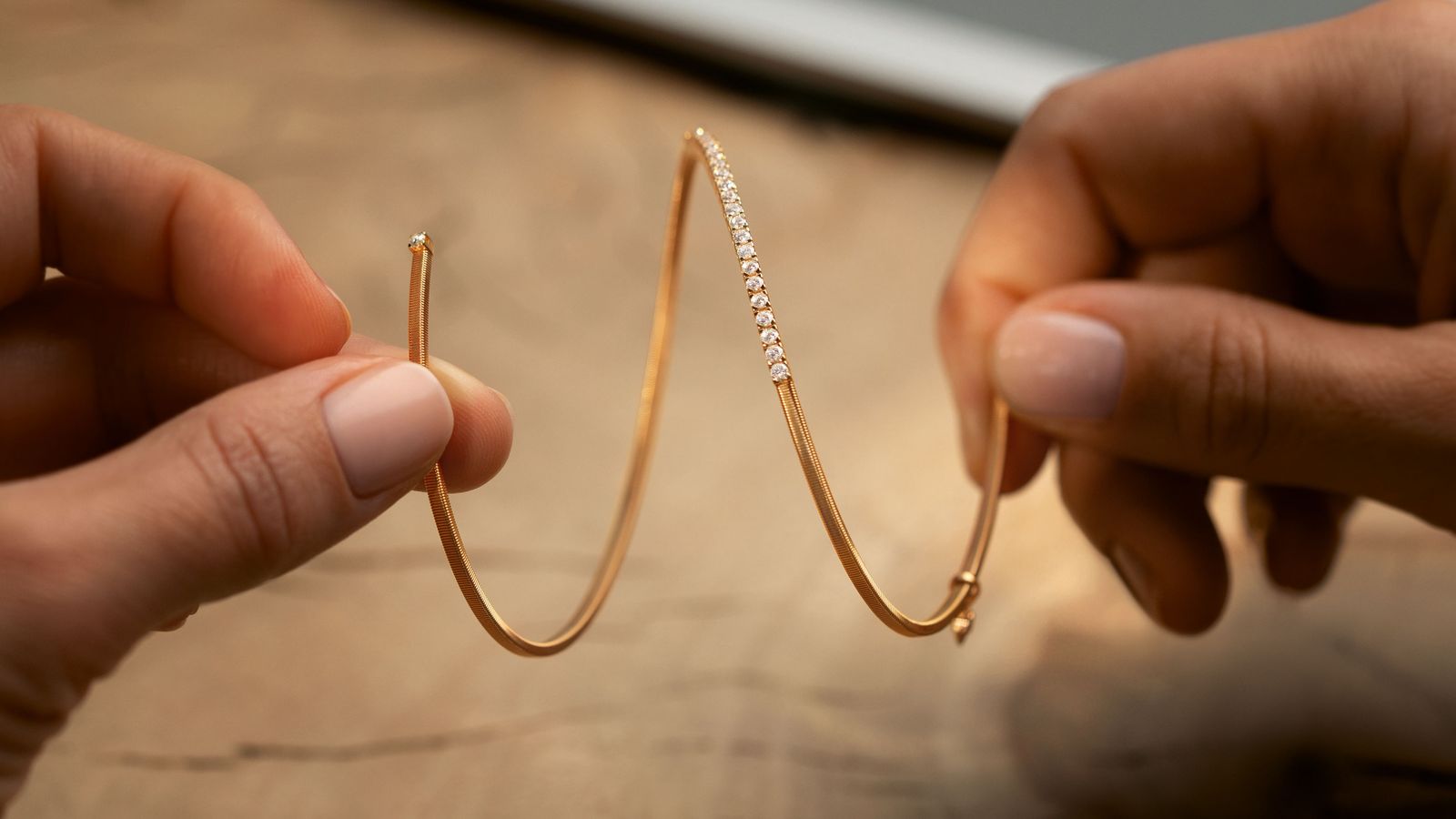 Wellendorff Armband UMARME MICH. power in diamonds, federndes Gold