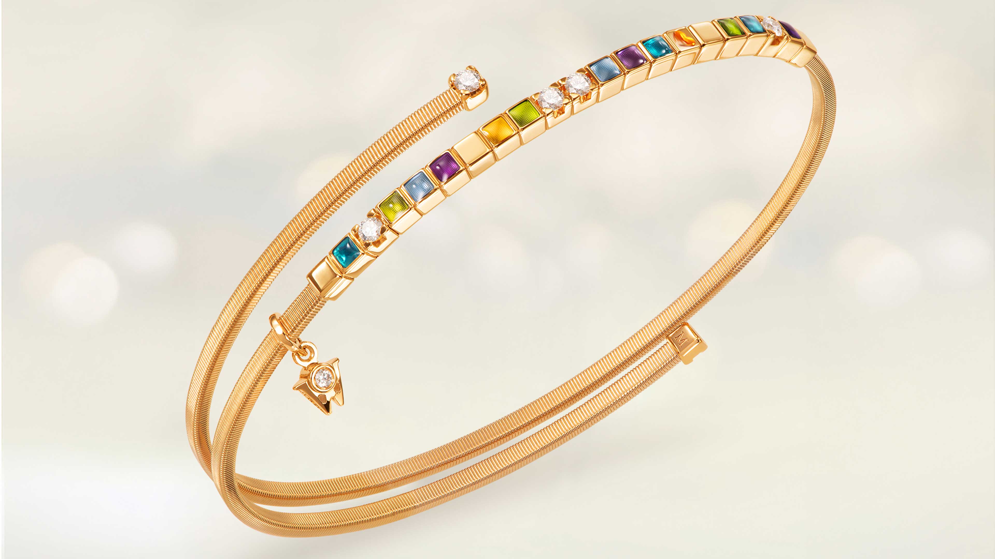 Das Welledorff Armband UMARME MICH Power in colour in 18-Karat Gelbgold auf beigem Mood Hintergrund