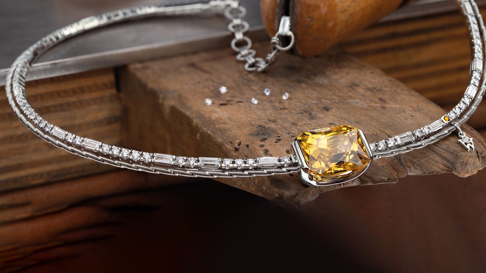 Das Unikat-Collier Sonnenaufgang in 18 Karat Weißgold und einem gelben Saphir im Emerald-Schliff.
