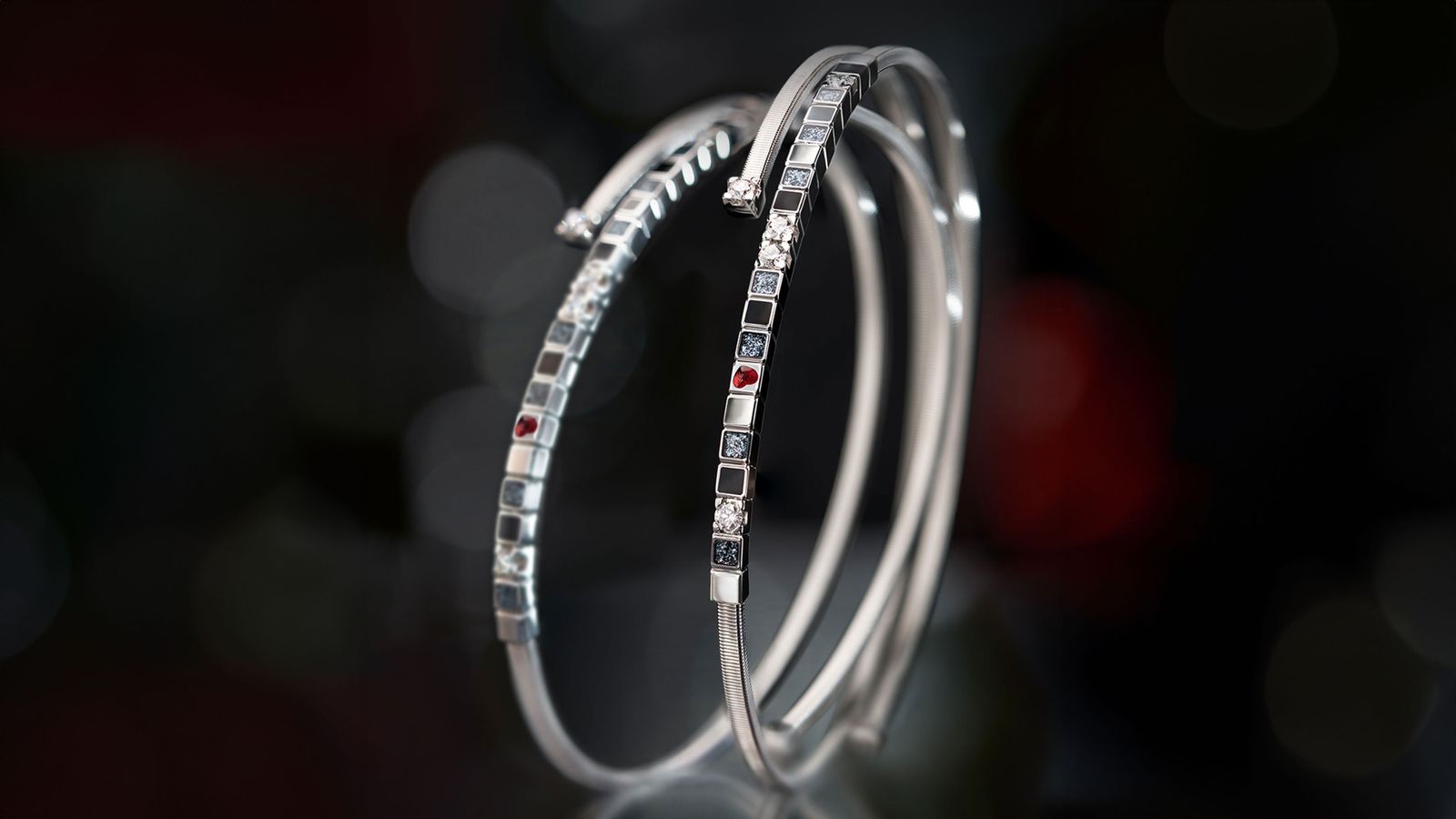 Wellendorff Armband UMARME MICH. power in black, stimmungsvolle Darstellung.