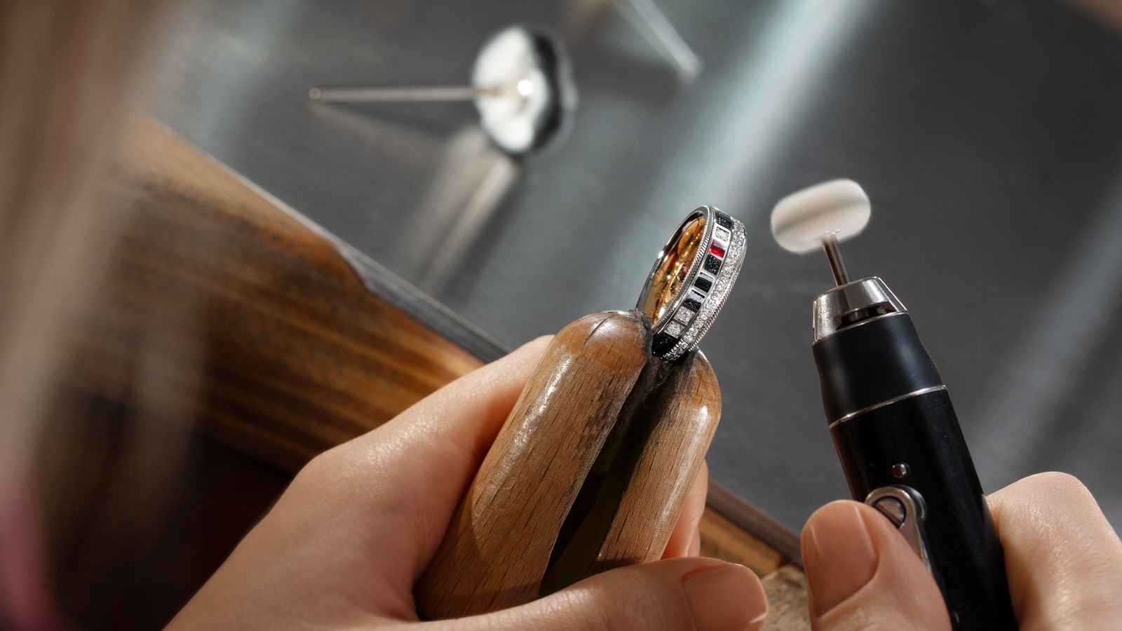 Wellendorff Ring POWER IN WHITE., beim Polieren in der Wellendorff Manufaktur.