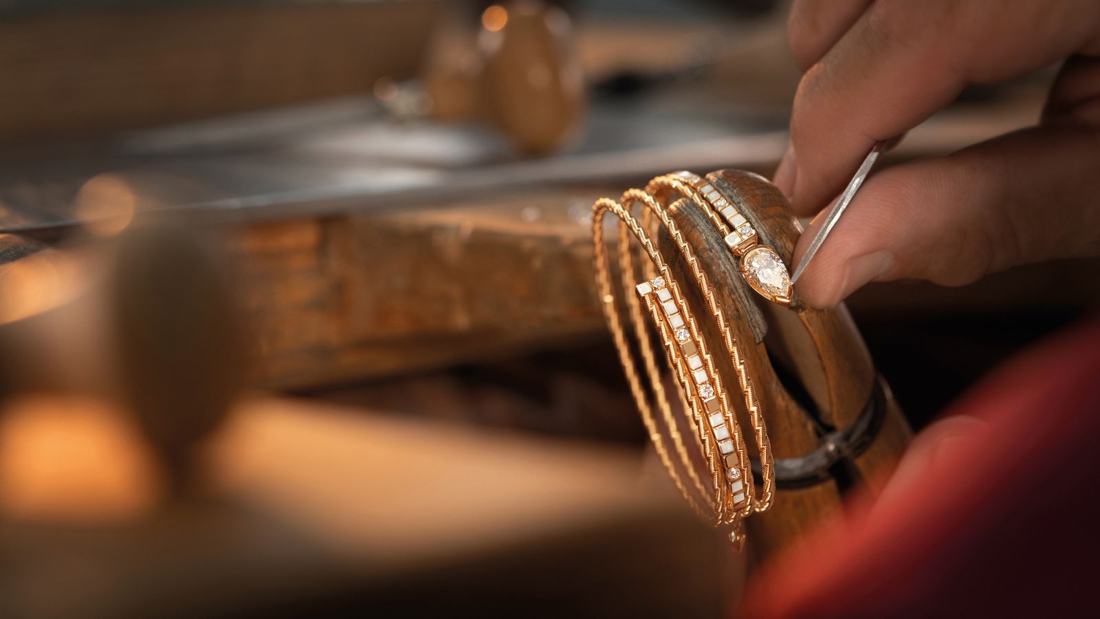 Armband Umarme Mich Diamanttropfen in der Manufaktur - federndes Gold