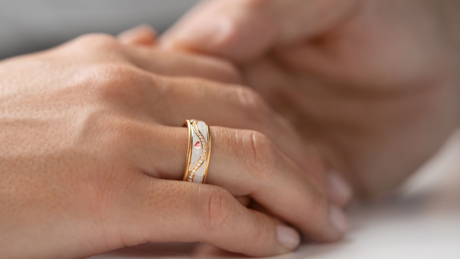 Ring Mein Glück brillant getragen an der Hand