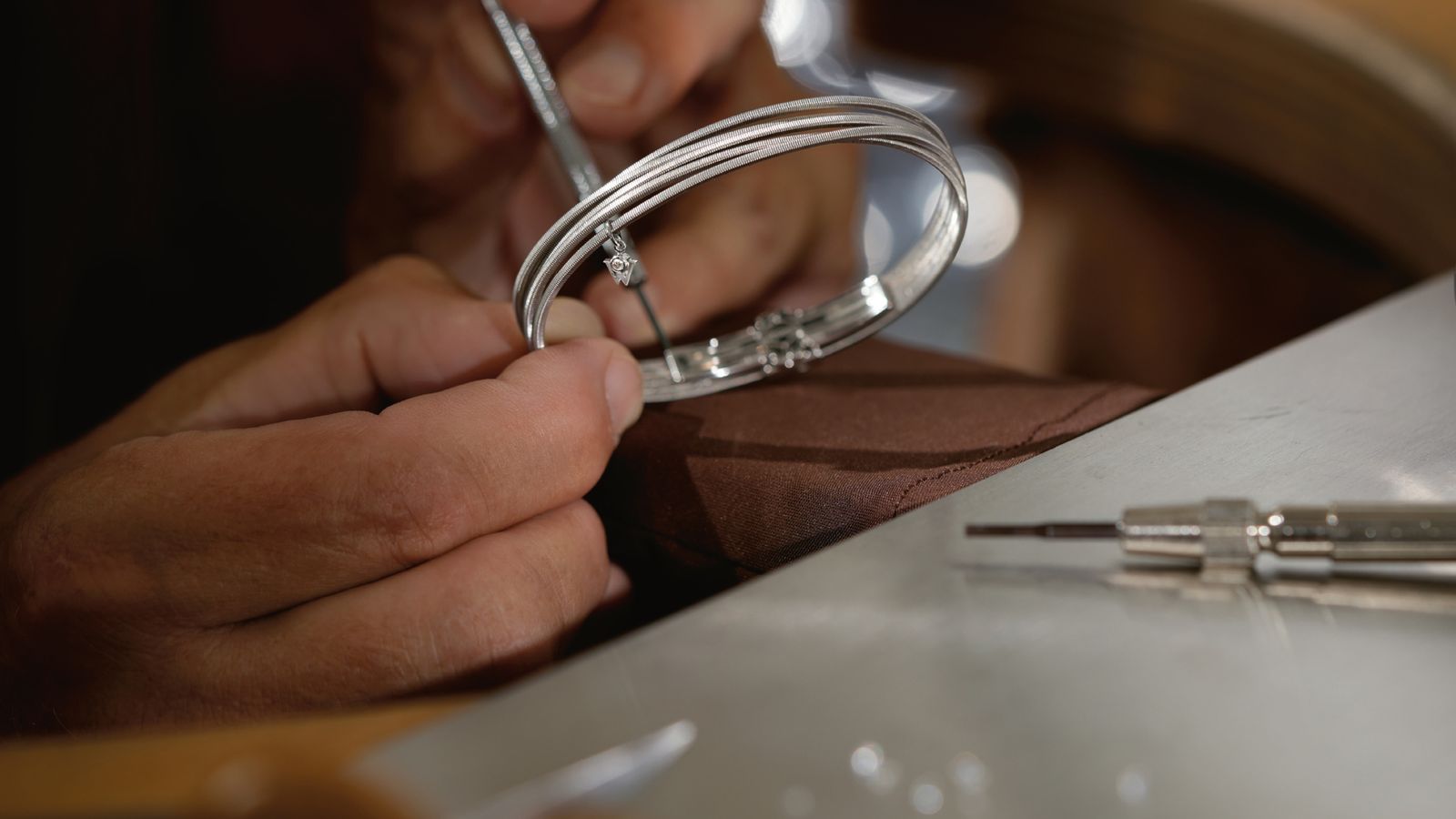 Das Armband PURES GLÜCK aus 18 Karat Weißgold wird in der Manufaktur von Hand angefertigt.