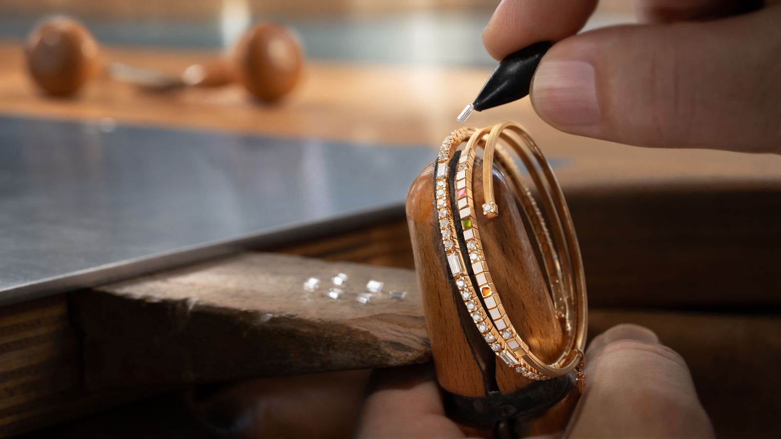 Wellendorff Armband UMARME MICH. power in white edel, beim Fassen in der Wellendorff Manufaktur.