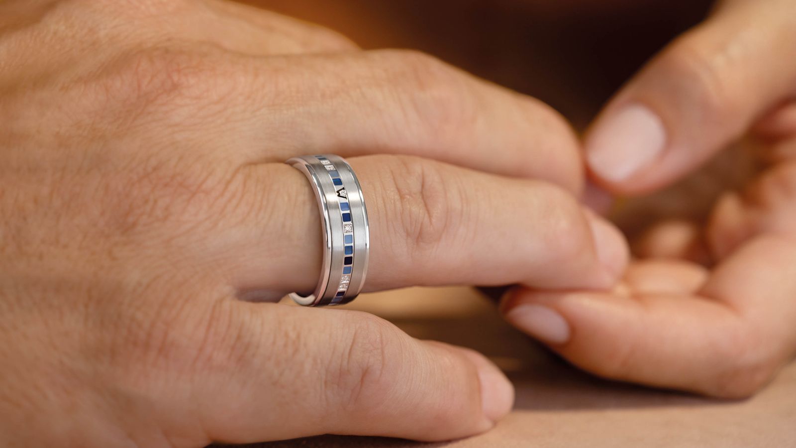 Der Herrenring 5-752 mit 18 Karat Weißgold und blauen Mosaiken.