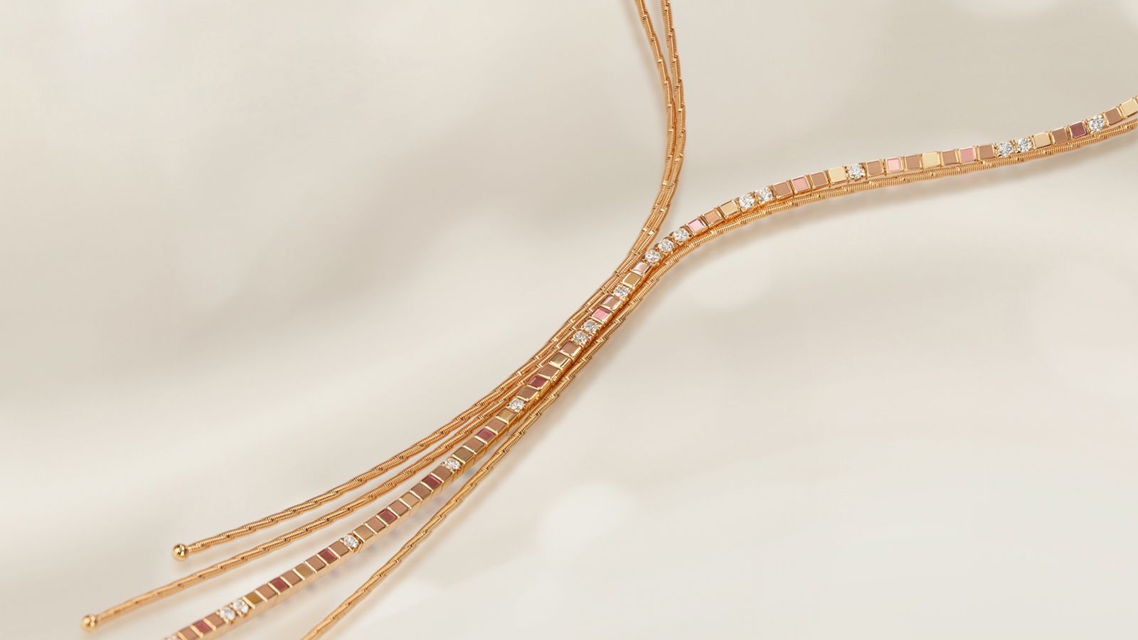 Das Y-Collier Glücksverführung aus seidenweichem 18-karätigen Gold auf Mood Hintergrund.