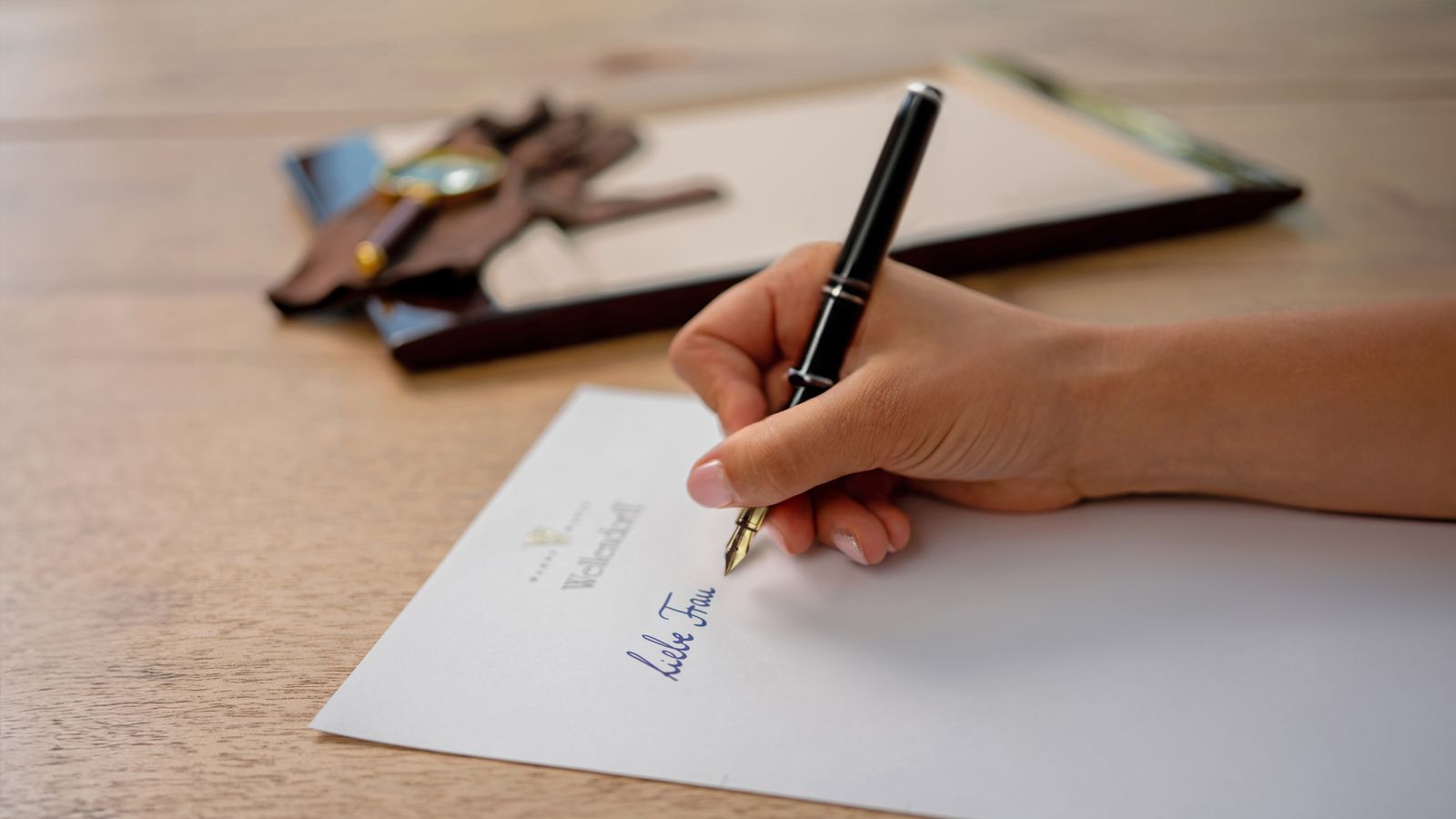 Wellendorff Schmuckexpertin schreibt einen Brief - Nahaufnahme