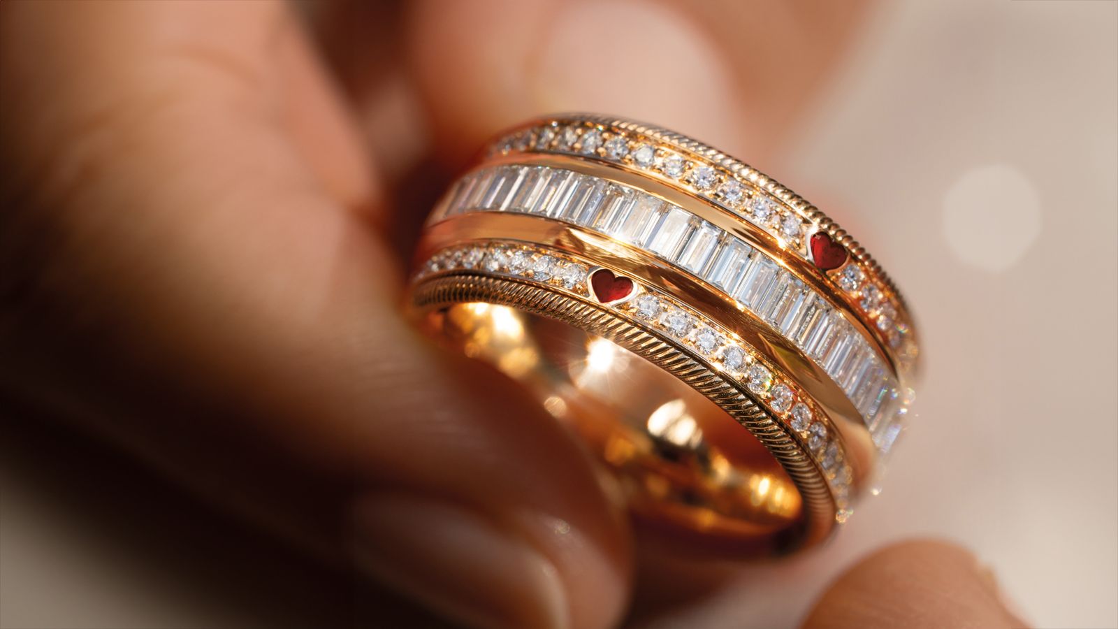Der drehbare Ring ZWEI HERZEN EINE SEELE vereint edles 18-karätiges Gold mit funkelnden Brillanten und präzise geschliffenen Baguette-Diamanten. Zwei zarte Herzen aus Wellendorff-Kaltemaille verleihen dem Ring eine romantische Note.