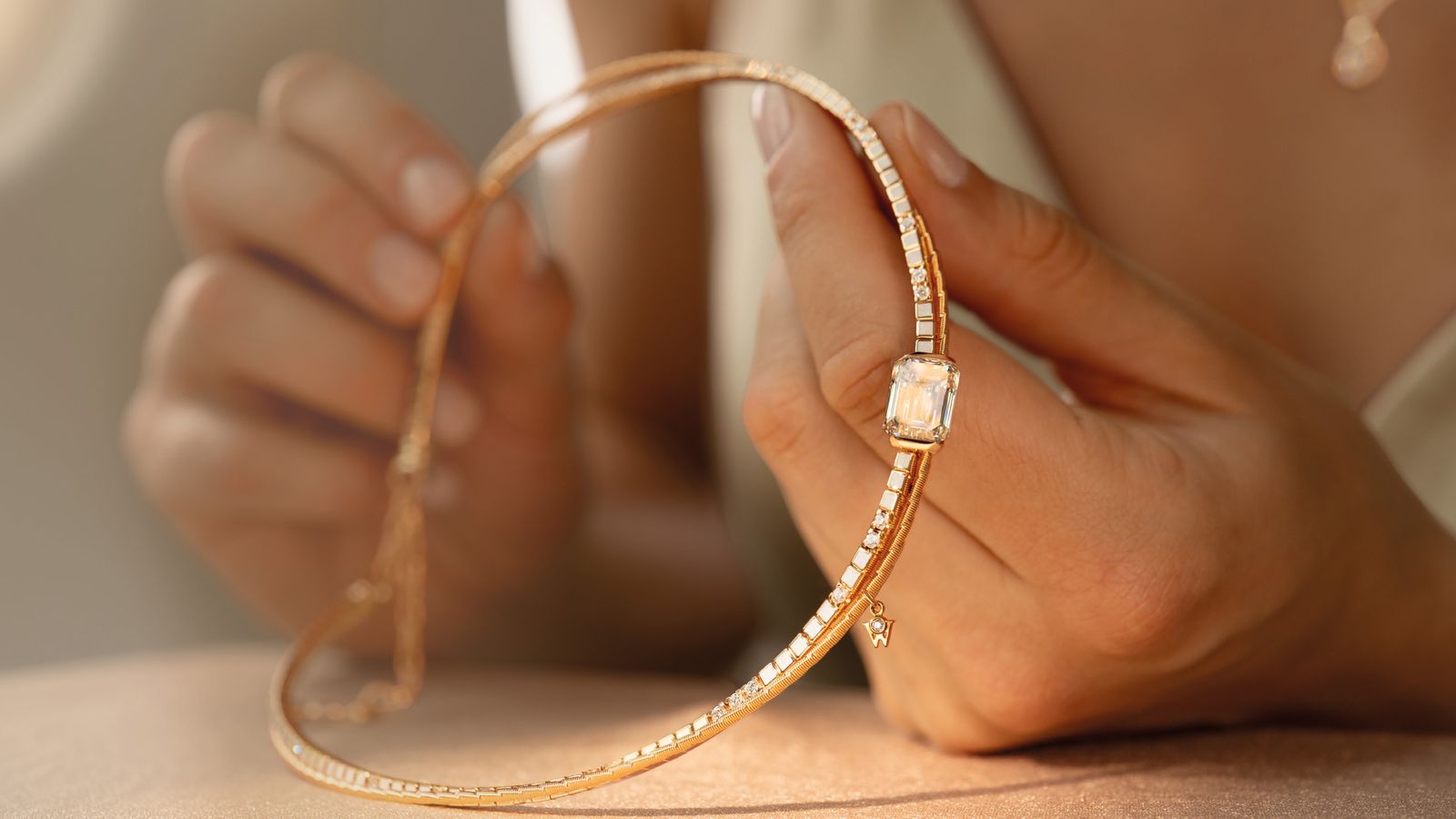 Das Unikat Collier DU BIS MEIN GLÜCK mit funkelndem Baguette-Diamanten.