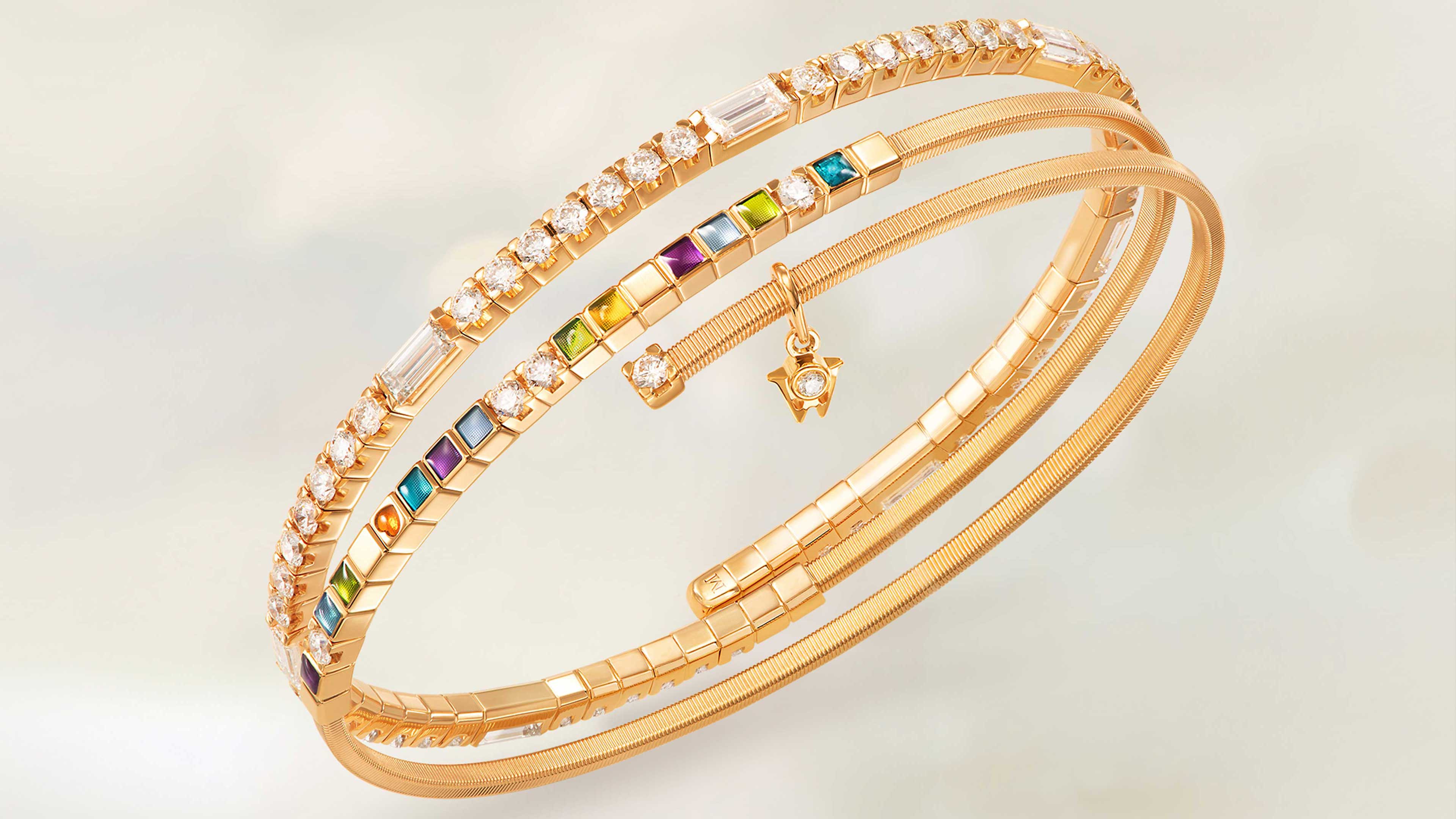 Das Wellendorff Armband UMARME MICH Power in Colour edel in 18-Karat Gelbgold auf beigem Mood Hintergrund