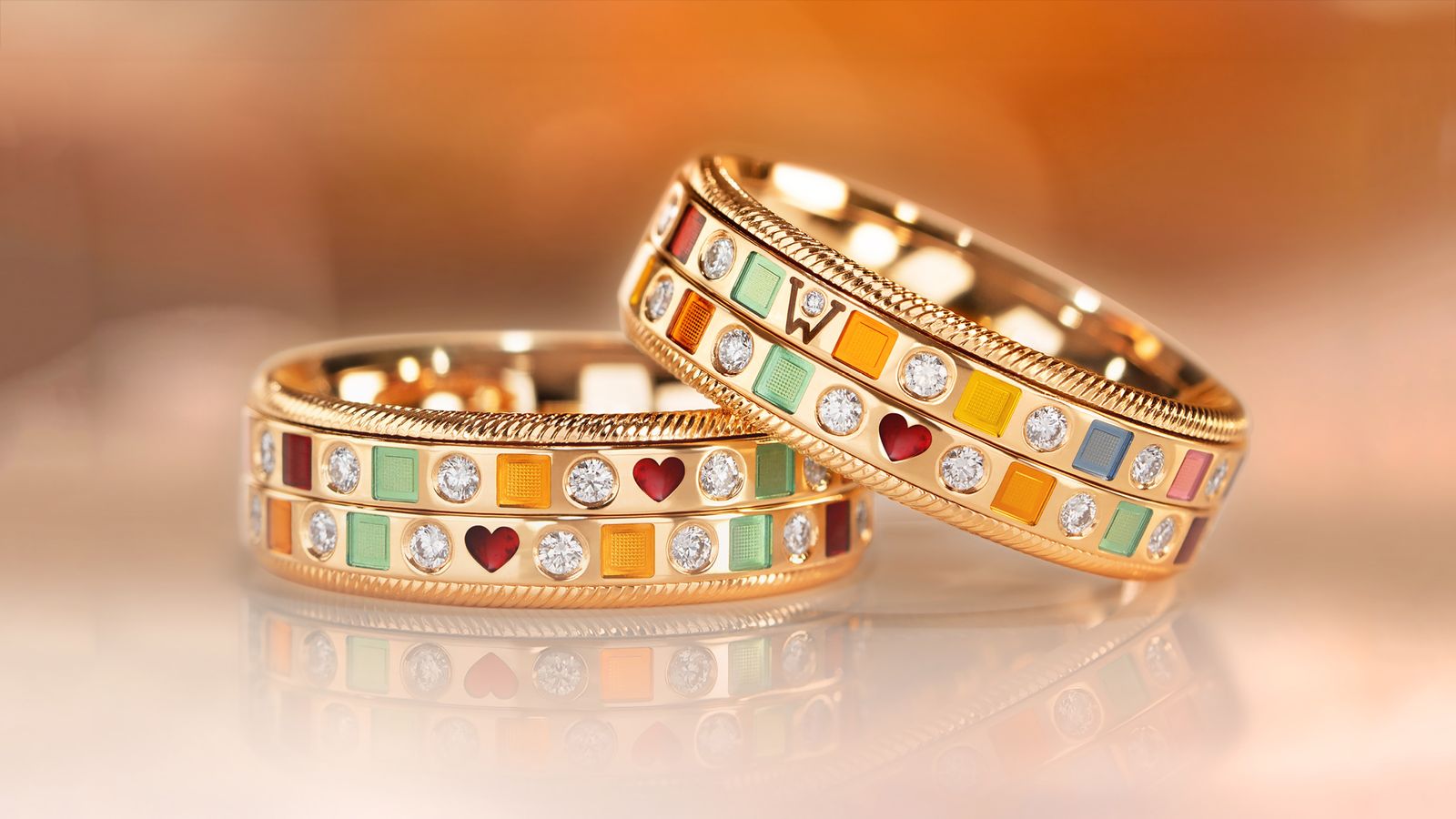 Der drehbare Ring REGENBORGEN Duett fängt die Farben des Regenbogens in 18 Karat Gold ein. Rhythmisch eingefasst funkeln die Brillanten. Gezeigt in einem Moodbild.