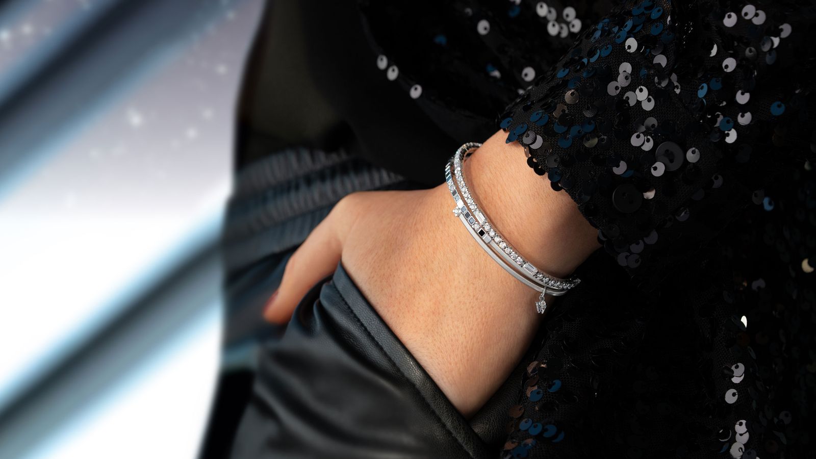 Wellendorff Armband UMARME MICH. power in black edel, elegant am Model präsentiert.