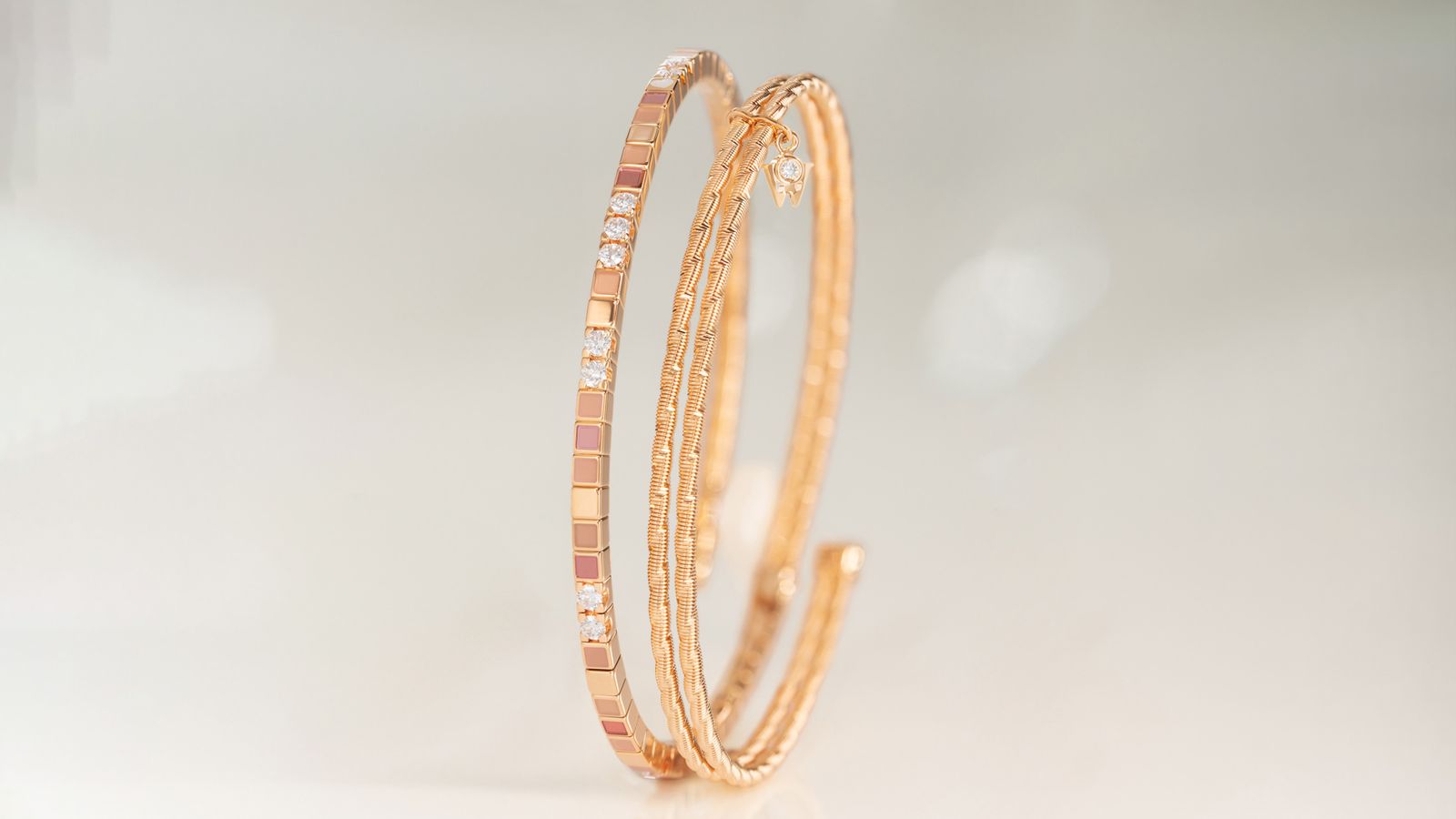 Das Armband Umarme Mich Mein Glück nude aus  18-karätigem federndem Gold.