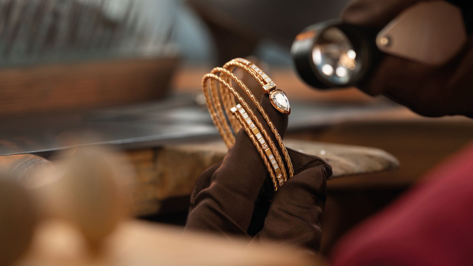 Armband Umarme Mich Diamanttropfen in der Hand - federndes Gold