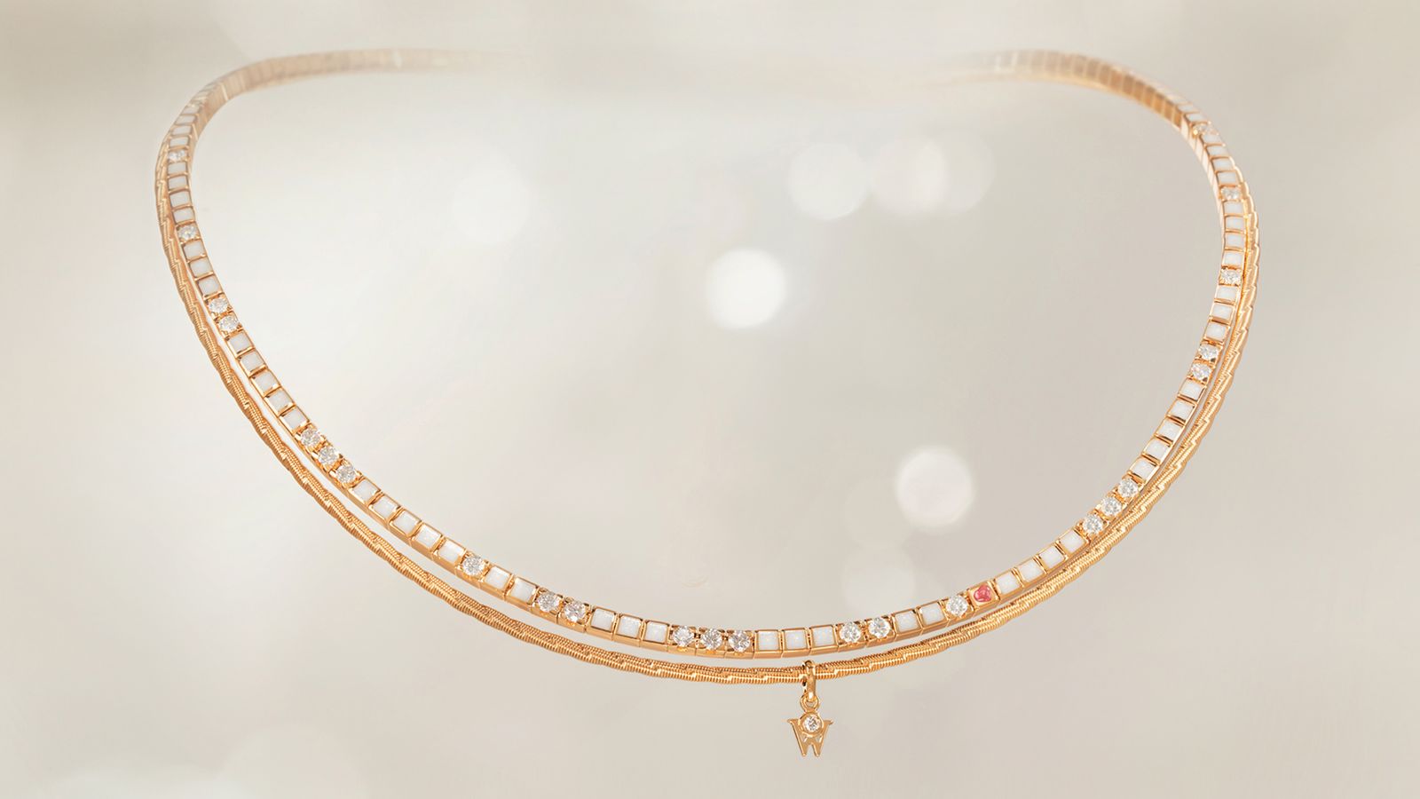 Das Collier Mein Glück perlmutt aus seidenweichem 18-karätigen Gold auf Mood Hintergrund.