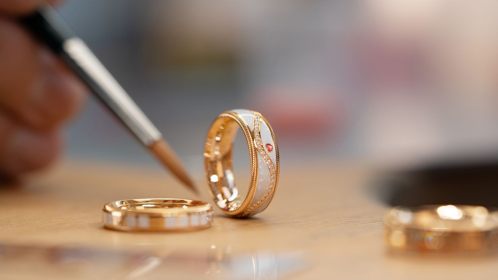 Ring Mein Glück brillant in der Manufaktur - Auftragen der Wellendorff-Kaltemaille