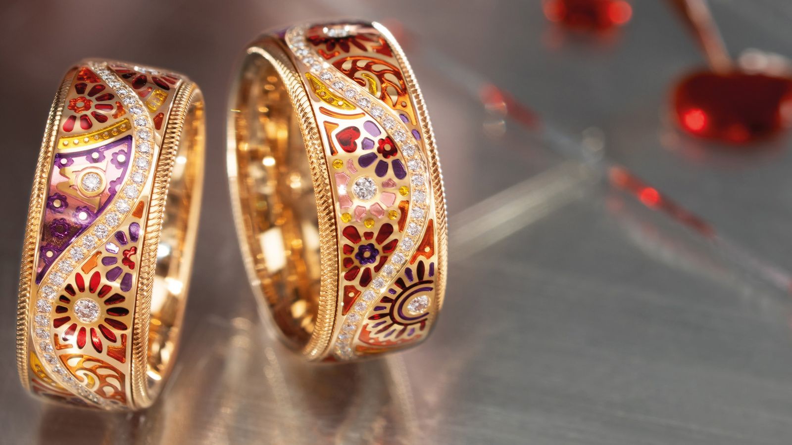 Der limitierte Geburstagsring FLOWER POWER in 18 Karat Gelbgold, funkelnden Brillanten und Bulmen in Wellendorff-Kaltemaille.