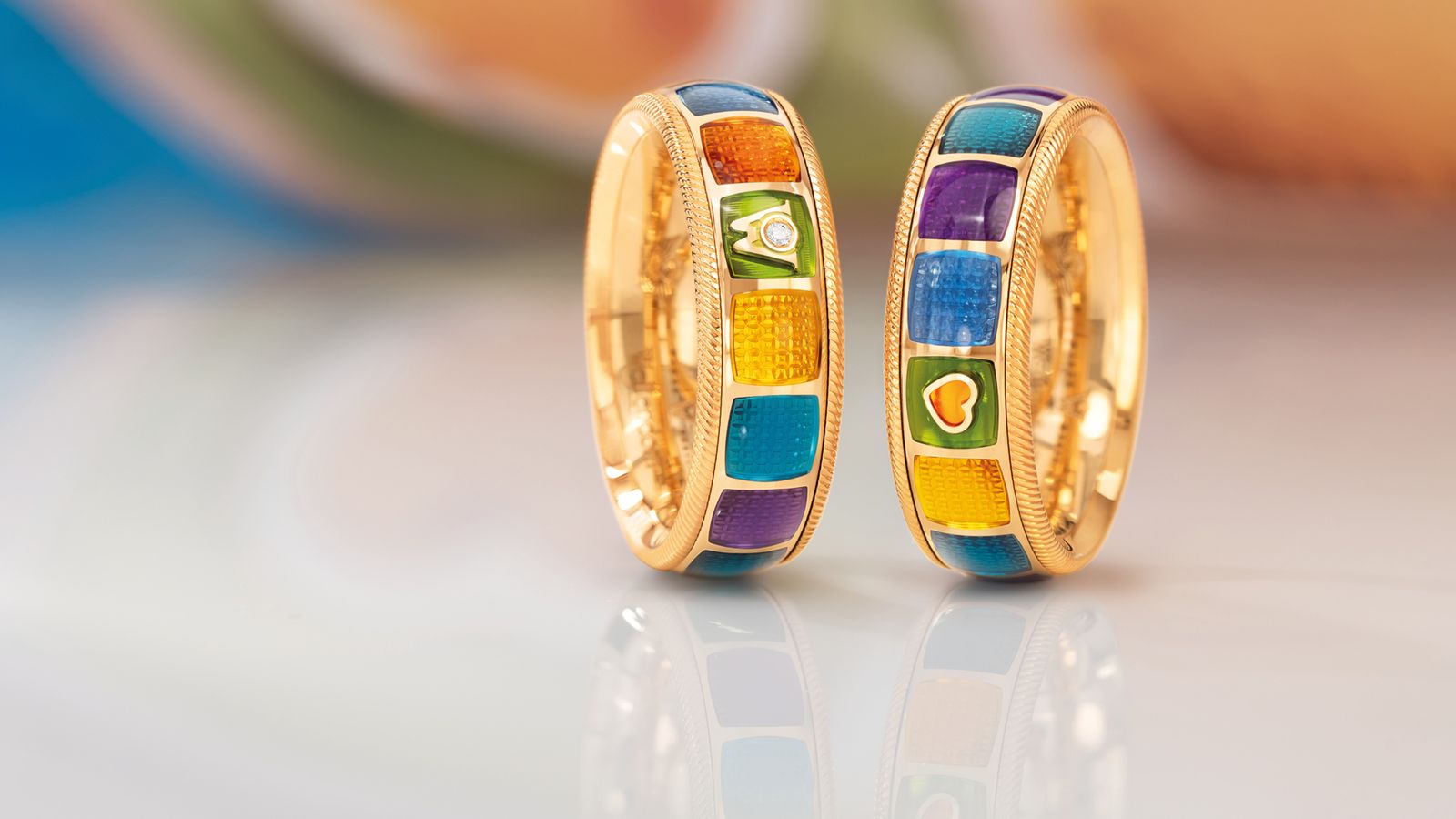 Der 18-karätige Ring MEINE WELT IST BUNT in acht neuen, farbenfrohen  Tönen.