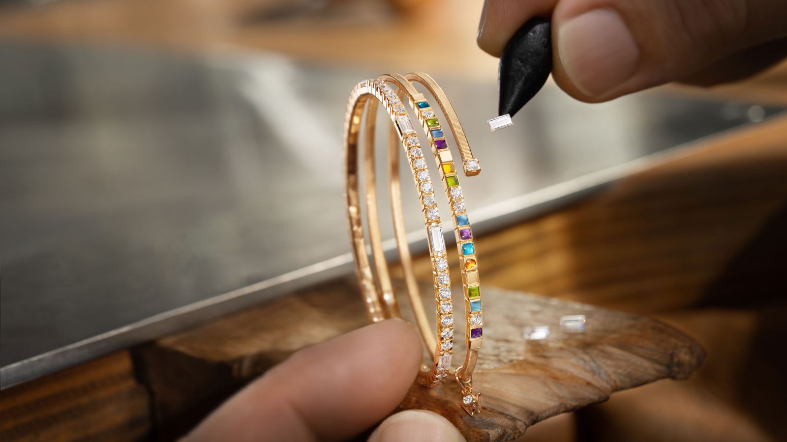 Wellendorff Kollektion 2026 Armband UMARME MICH Power in colour beim fassen