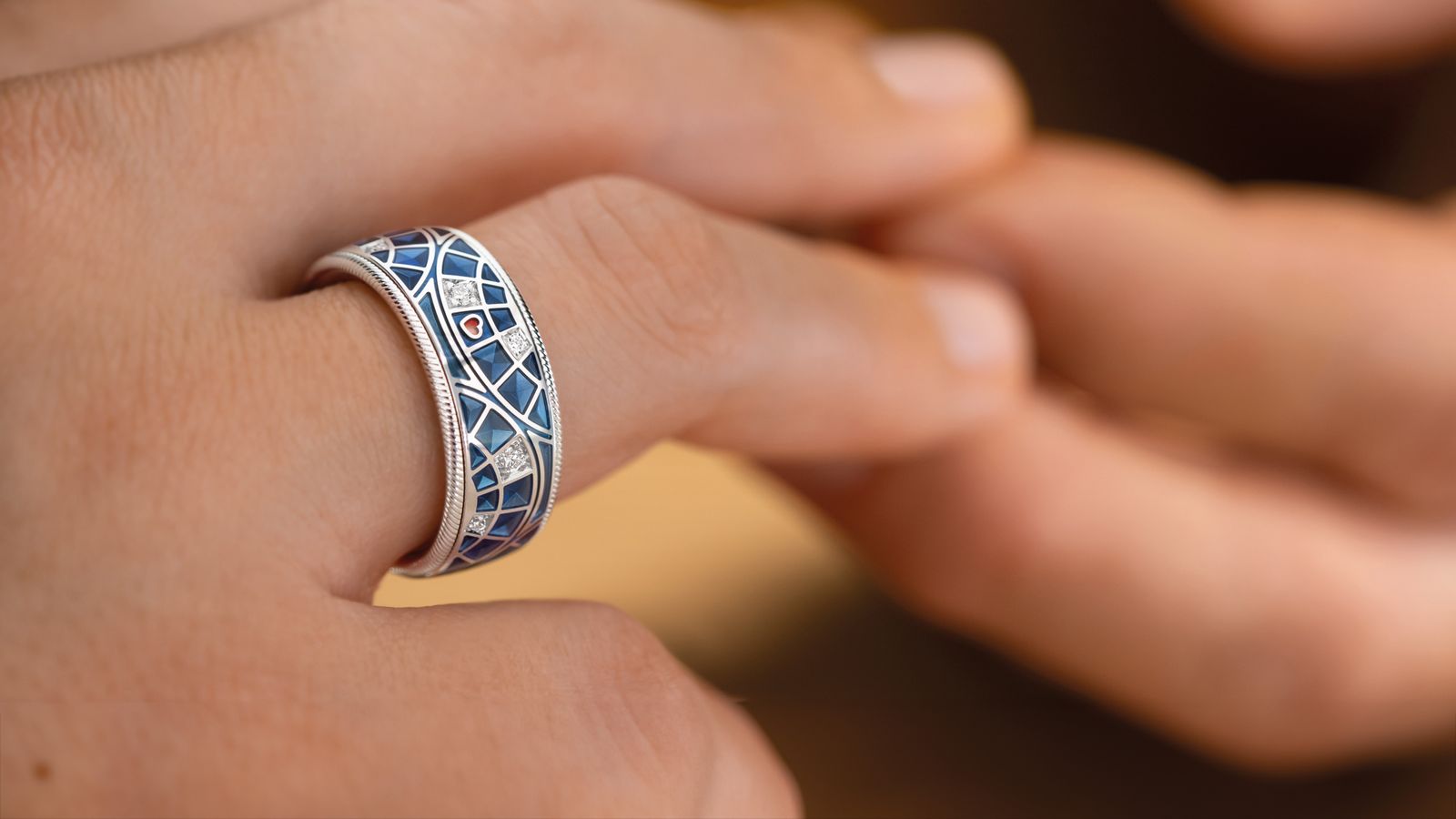 Kühl-elegantes Weißgold, funkelnde Brillanten und ein meisterhaftes Gravurmuster - der Ring MEINE SCHÖNSTE ZEIT.