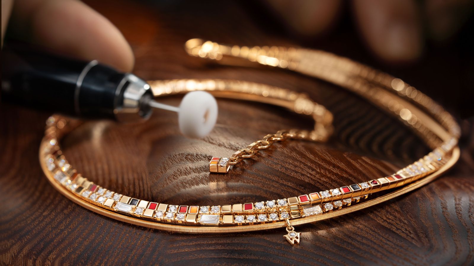 Wellendorff Kollektion 2026 Collier Power in Red edel beim polieren