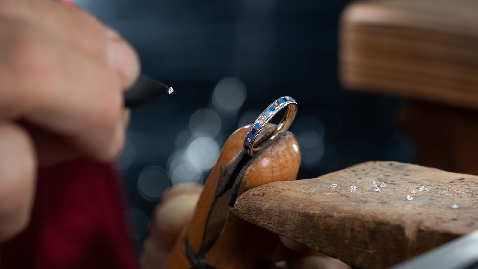 Der Wellendorff Ring OZEAN zart beim Fassen in der Manufaktur