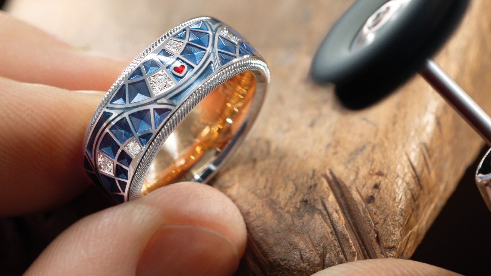 Kühl-elegantes Weißgold, funkelnde Brillanten und ein meisterhaftes Gravurmuster - der Ring MEINE SCHÖNSTE ZEIT.