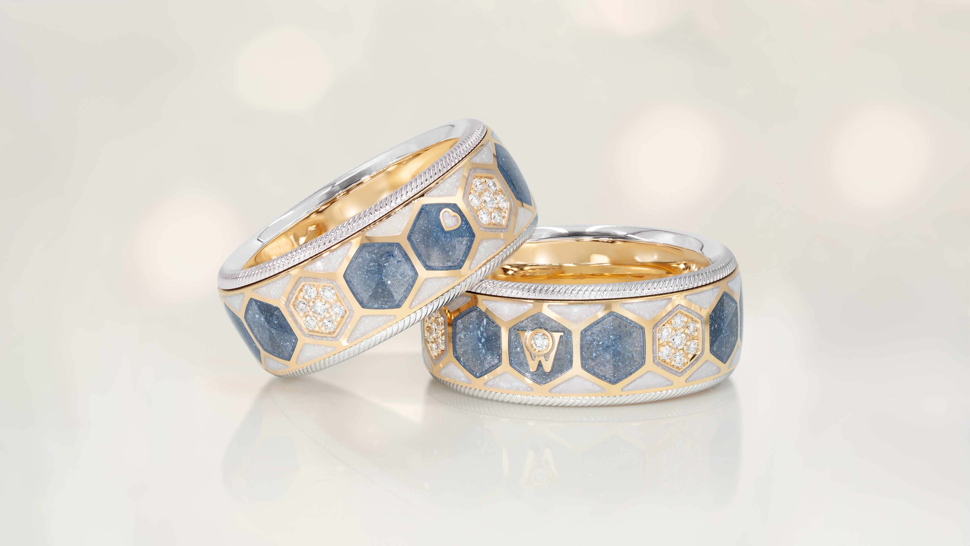 Der limitierte Geburtstagsring 2026 JEDER AUGENBLICK: in 18 Karat Weißgold und 18 Karat Gelbgold, Brillanten und Kaltemaille.