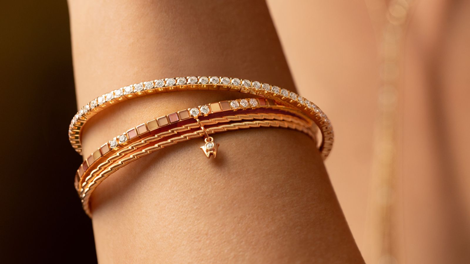 Armband UMARME MICH Mein Glück nude edel getragen