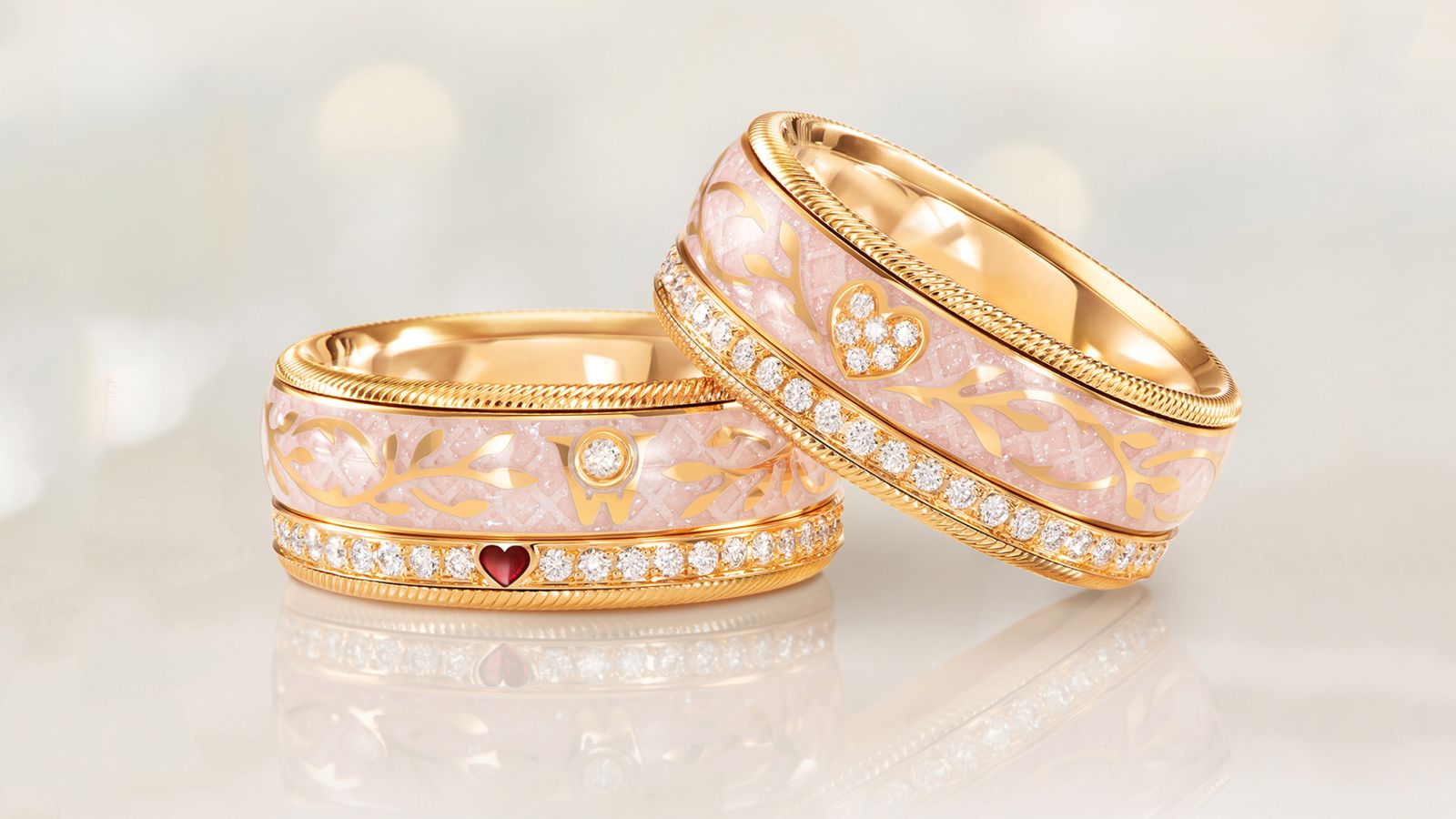 Der drehbare Ring VERGISSMEINNICHT Nude edel aus 18 Karat Gold mit romantischen, floralen Gravurelementen und handgefassten Brillanten. Auf grauem Mood Hintergrund.