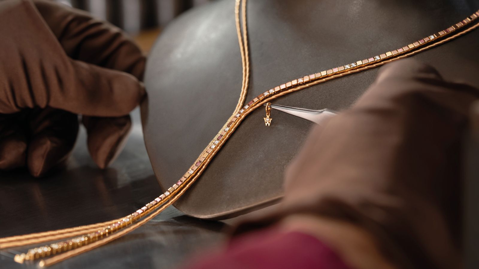 Das nudefarbene Y-Collier Glücksverführung in der Manufaktur.