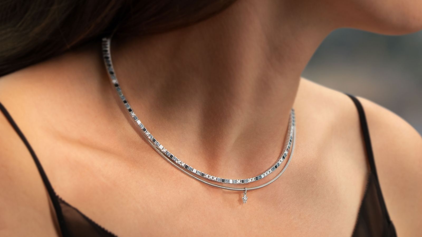 Wellendorff Collier POWER IN BLACK., am Hals getragen.