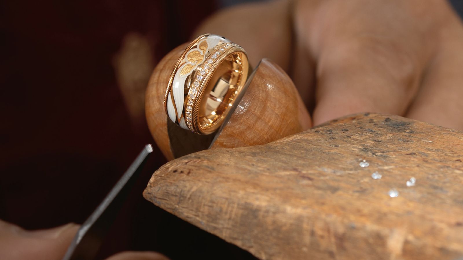 Detailaufnahme eines Wellendorff-Goldschmieds beim Einfassen eines Diamanten in den Schutzengelring BESCHÜTZE MICH.