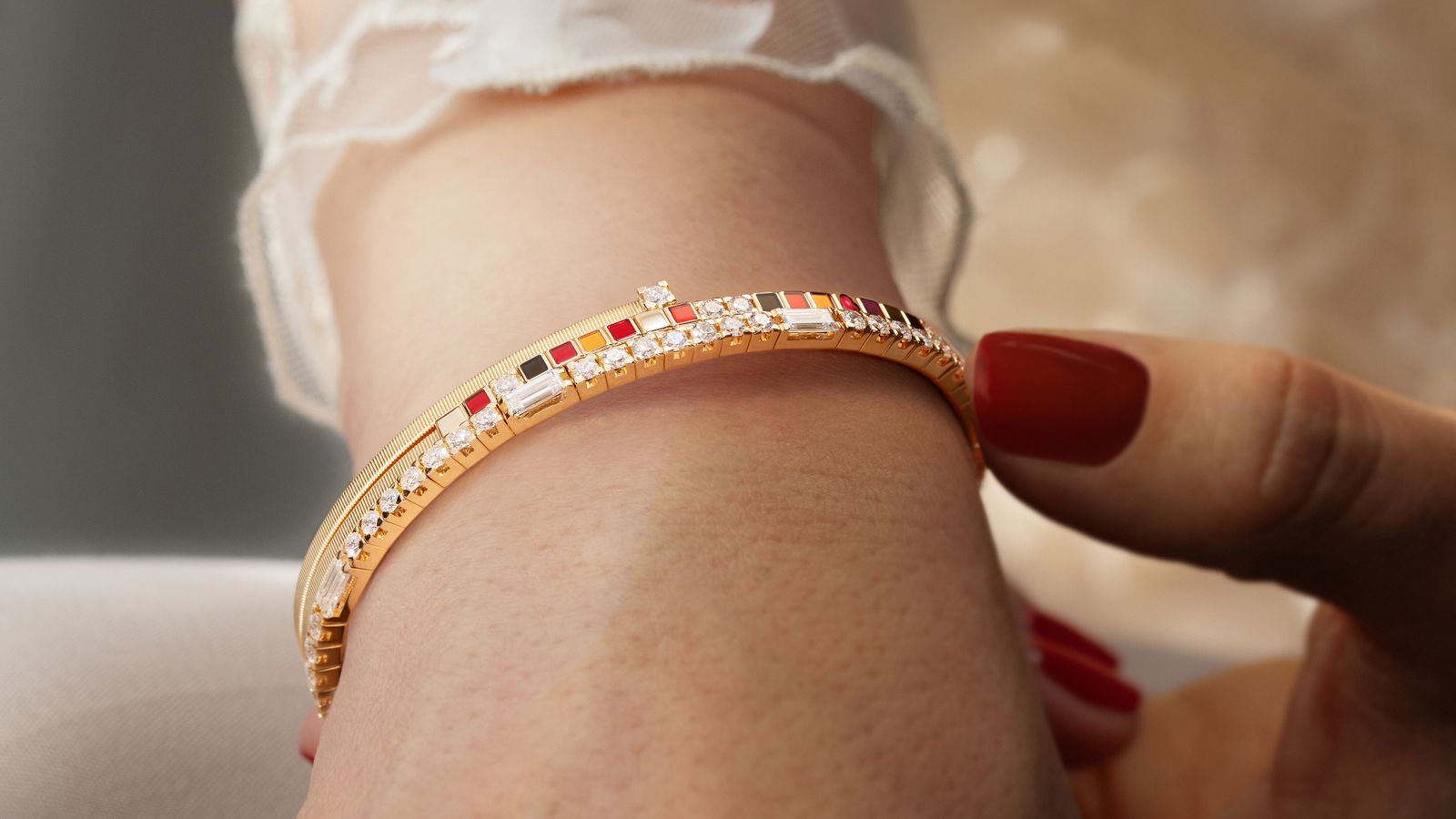 Wellendorff Armband UMARME MICH. power in red edel, am Handgelenk getragen.