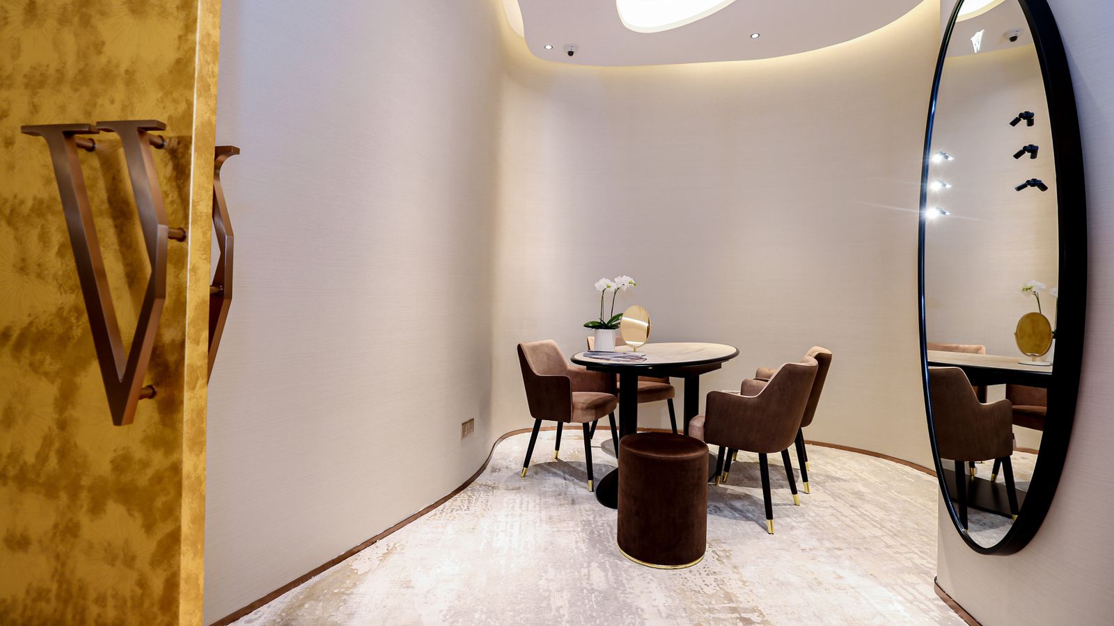 nterior of the Wellendorff Boutique in Beijing with warm lighting and luxurious display showcases