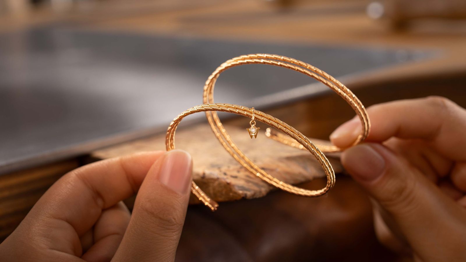 Federndes Gold, Die Wellendorff Ikone das Armband Umarme mich Sonnenglanz in 18 karätigem Gelbgold