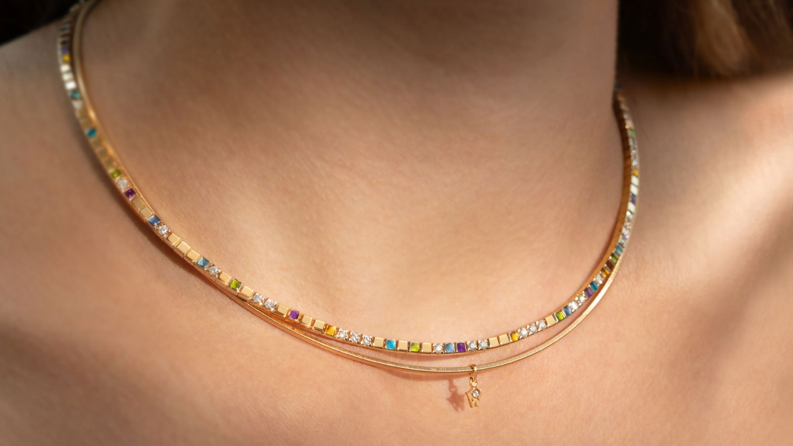 Wellendorff Collier POWER IN COLOUR. edel, am Hals getragen.