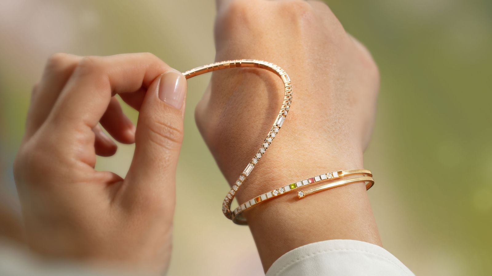 Wellendorff Armband UMARME MICH. power in white edel, das Anlegen an das Handgelenk