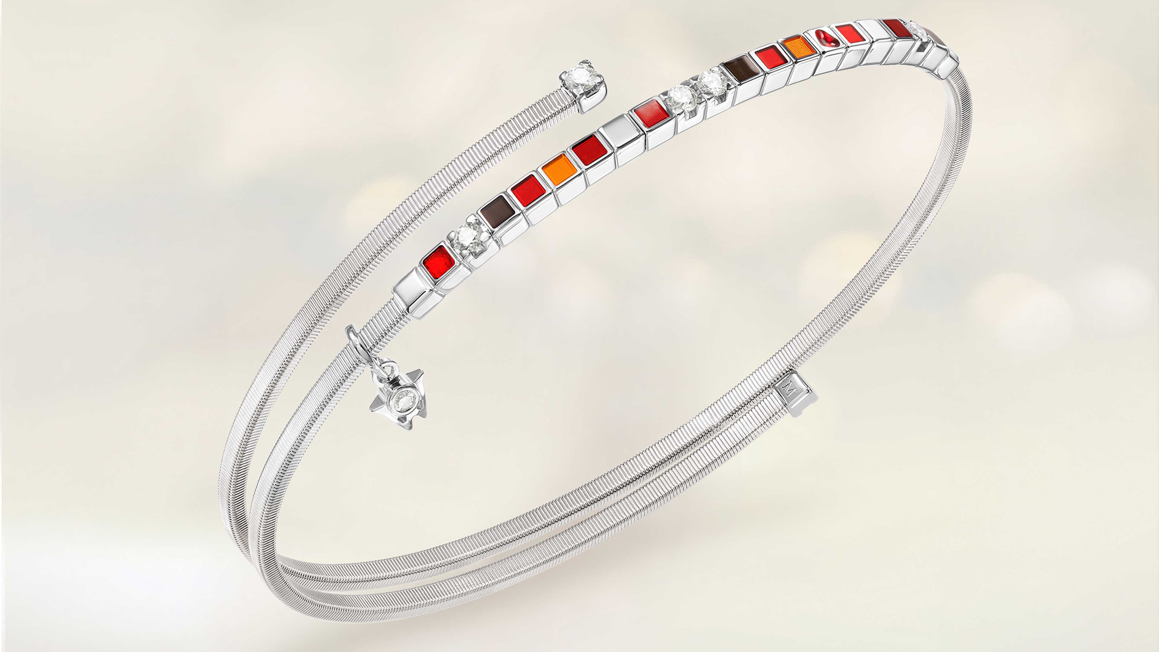 Das Wellendorff Armband UMARME MICH Power in red in 18-Karat Weißgold auf beigem Mood Hintergrund