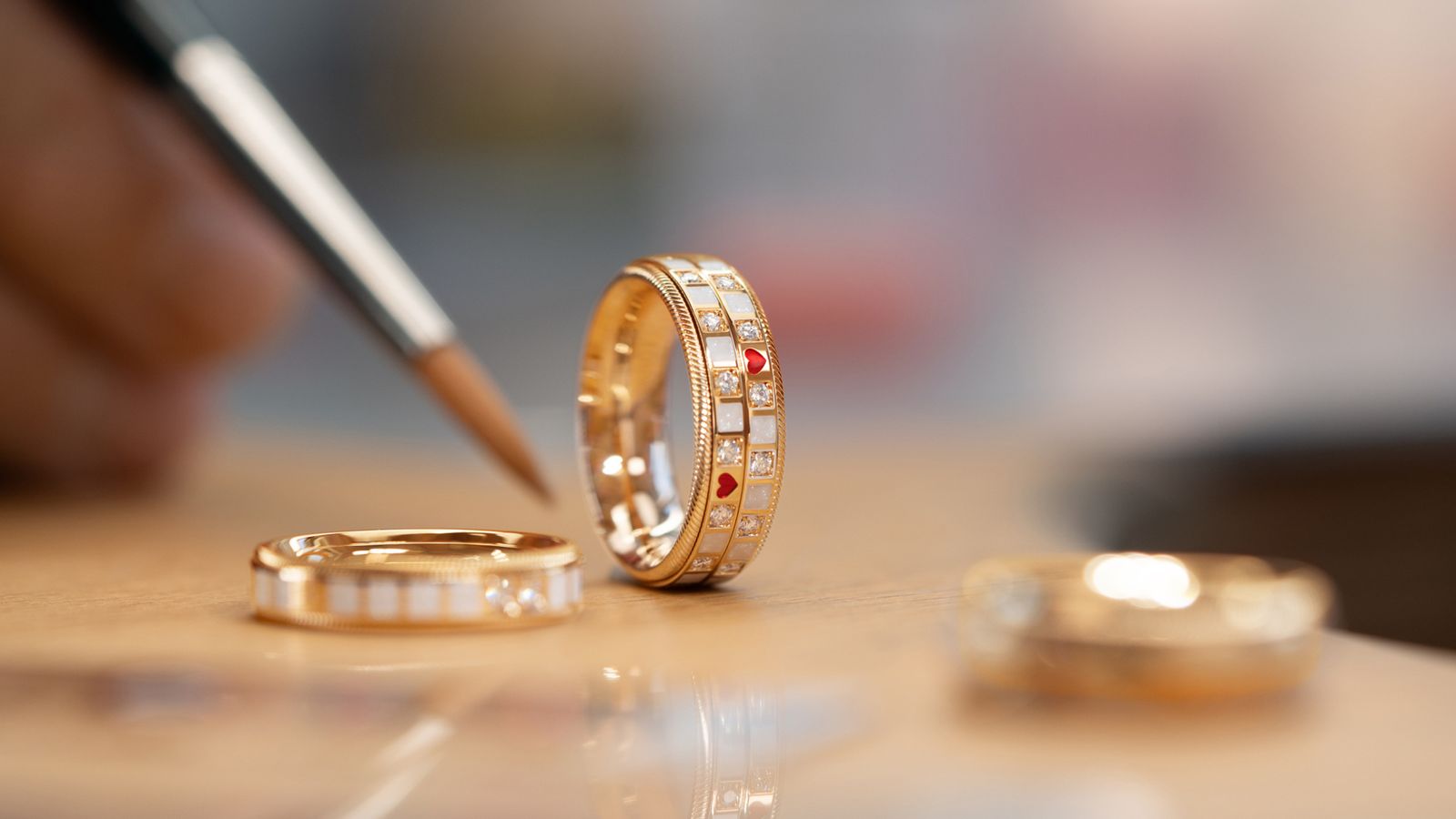 Ring Mein Glück perlmutt in der Manufaktur - Auftragen der Wellendorff-Kaltemaille