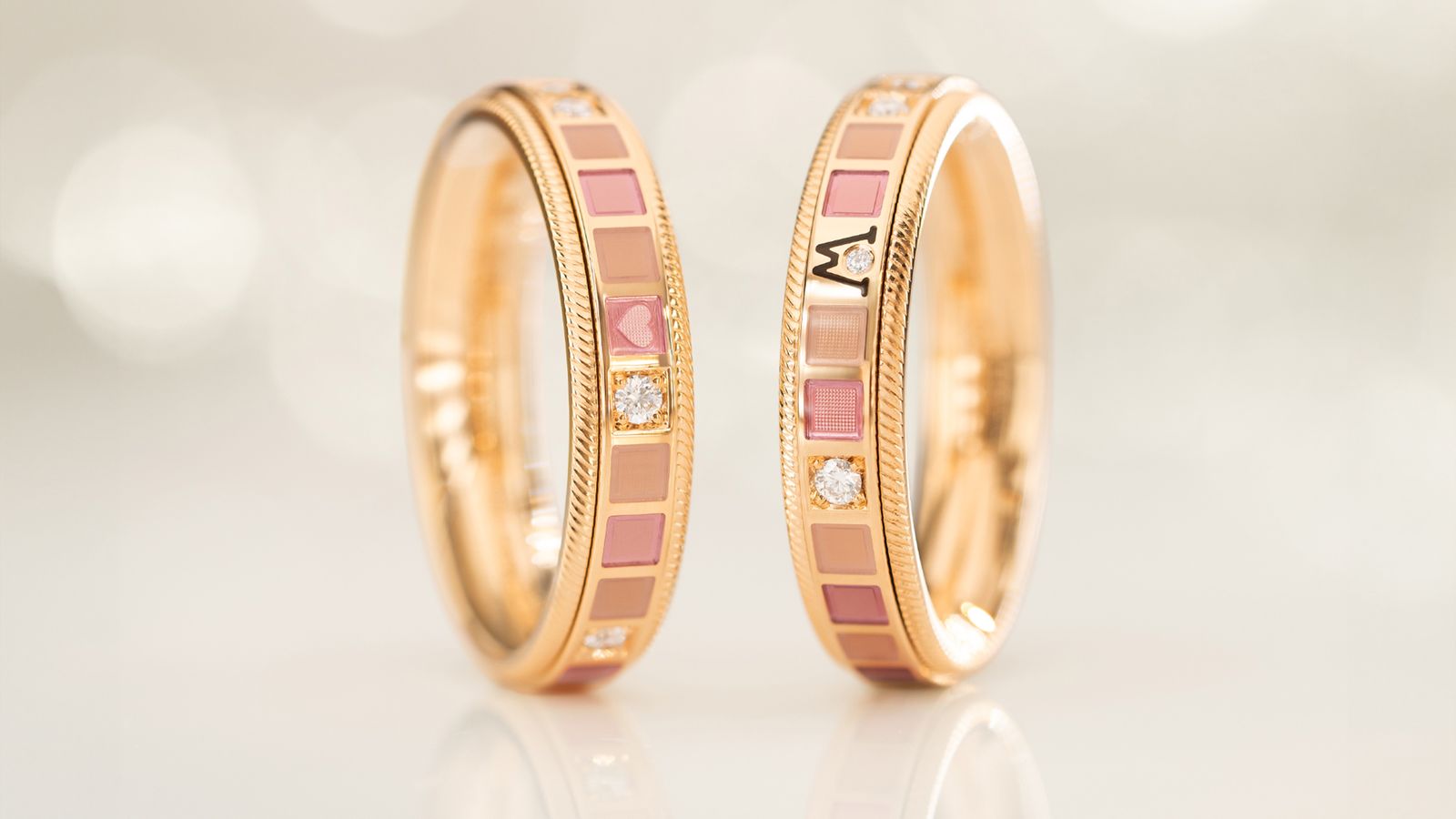 Der drehbare Ring MEIN GLÜCK nude fein in 18-karätigem Gold und nudefarbener Kaltemaille.