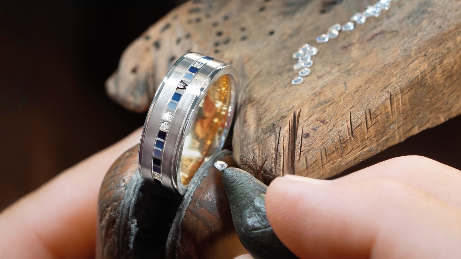 Der Herrenring 5-752 mit 18 Karat Weißgold und blauen Mosaiken.