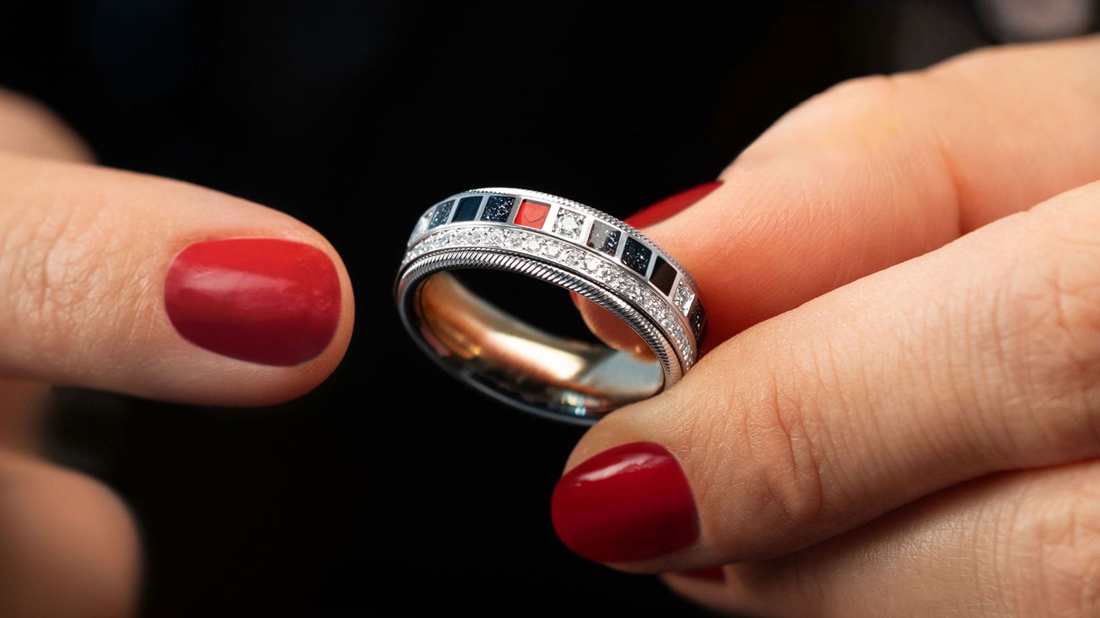 Wellendorff Kollektion 2026 Ring Power in Black edel am Model näher