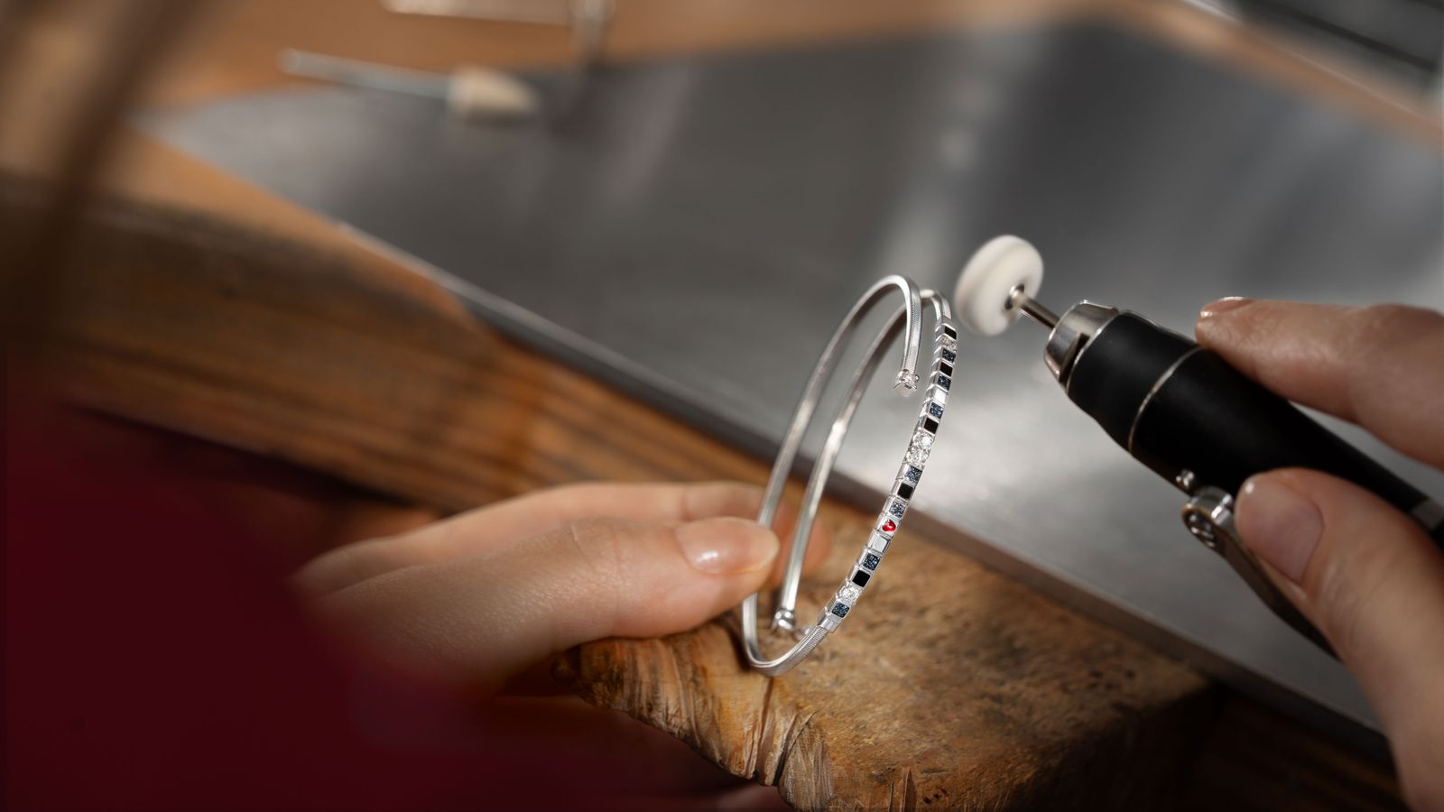 Wellendorff Armband UMARME MICH. power in black, beim polieren in der Wellendorff Manufaktur.