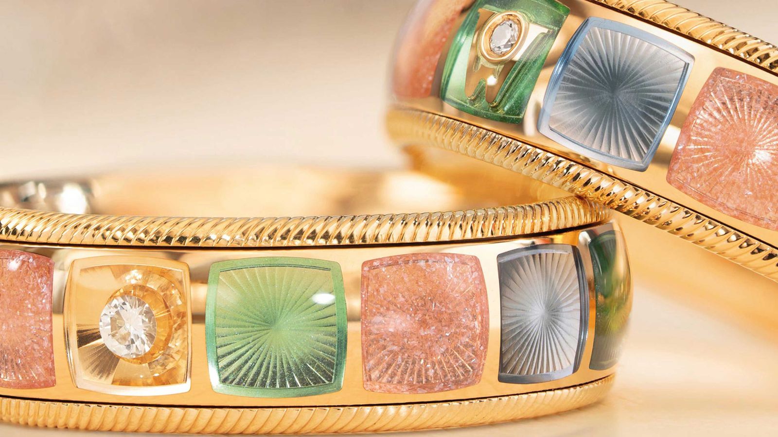 Detailaufnahme des Ringes MEINE ZEIT 2026 von Wellendorff aus Gelbgold mit Kaltemaille-Elementen.