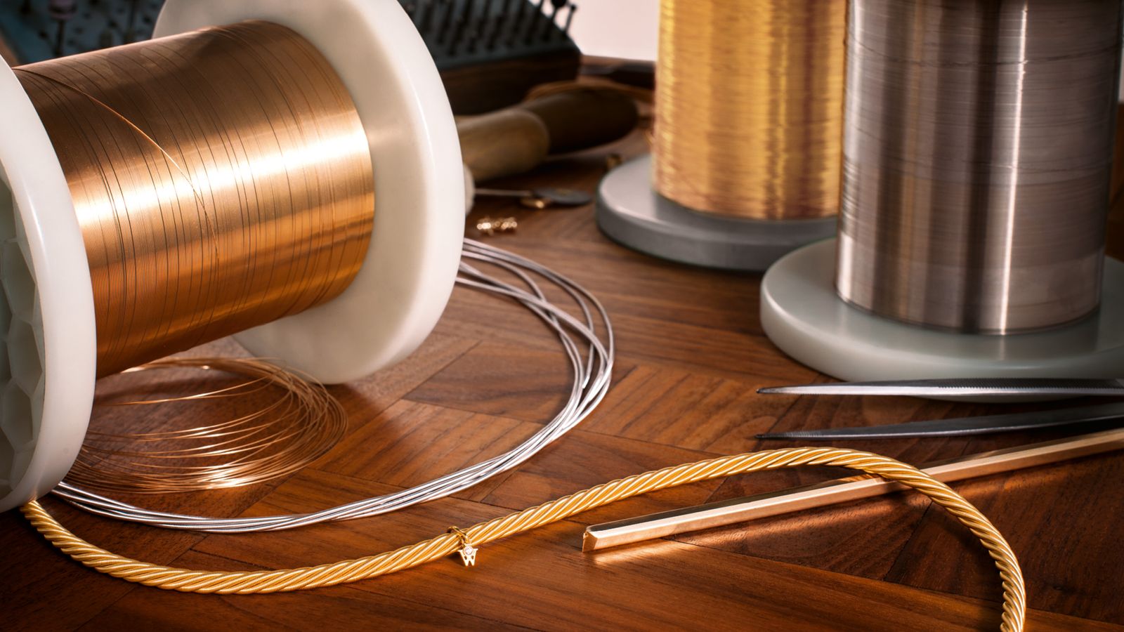 Im Herzen unserer Manufaktur entsteht aus hauchdünnem Golddraht eine Ikone des Schmucks.