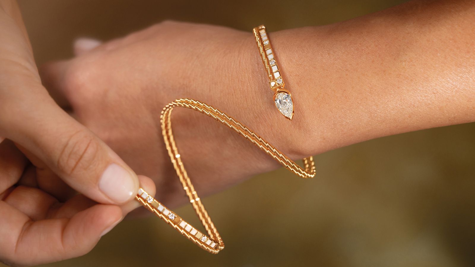 17 Jahre Entwicklungszeit haben die Wellendorff Goldschmiede gebraucht, um ein Armband aus federndem 18-karätigen Gold zu schaffen, das sich ganz von selbst um das Handgelenk legt.